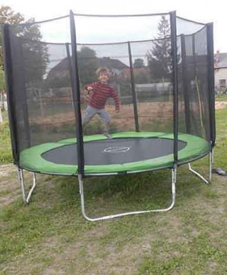 Trampolin im TriaTerra-Garten.JPG